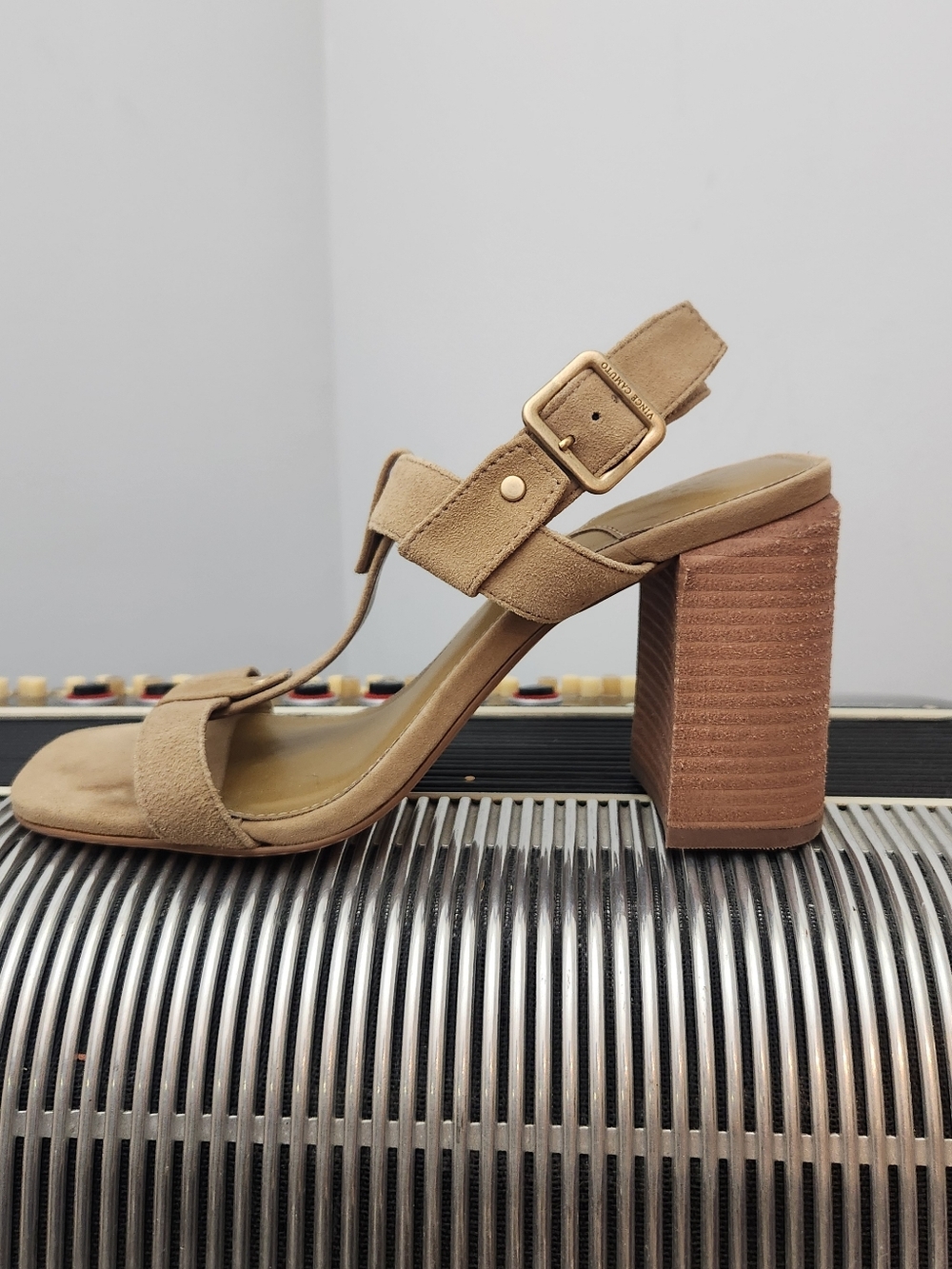 VINCE CAMUTO TAN SUEDE CHUNK HEEL ANKLE BUCKLE SANDALS SZ 7